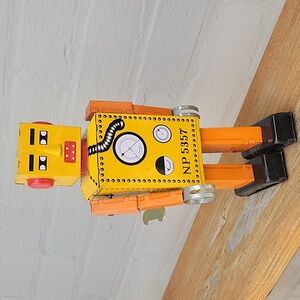 Vintage Lilliput Tin WindUp Robot With Key. Working Condition